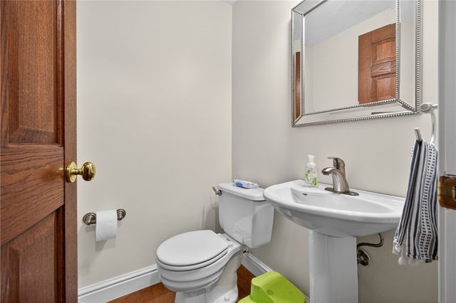 5885 Dalmatian Dr, Bethel Park, PA 15102
