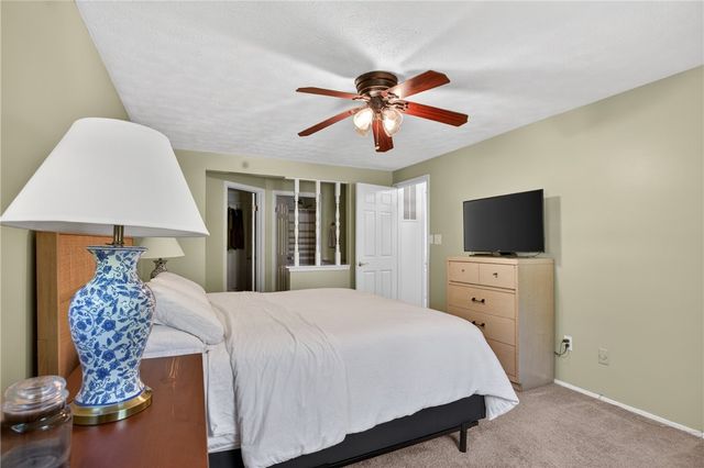 5885 Dalmatian Dr, Bethel Park, PA 15102