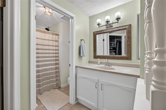 5885 Dalmatian Dr, Bethel Park, PA 15102