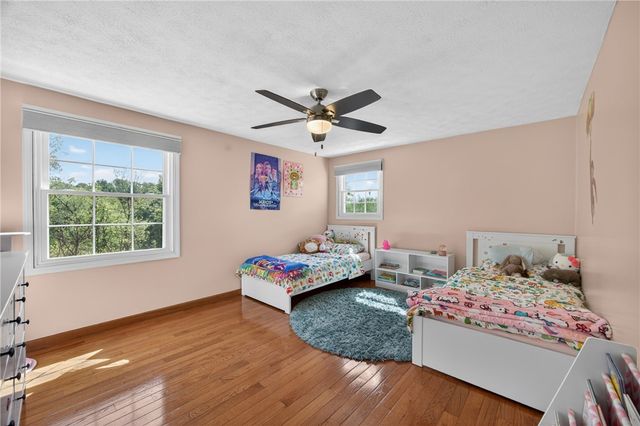5885 Dalmatian Dr, Bethel Park, PA 15102