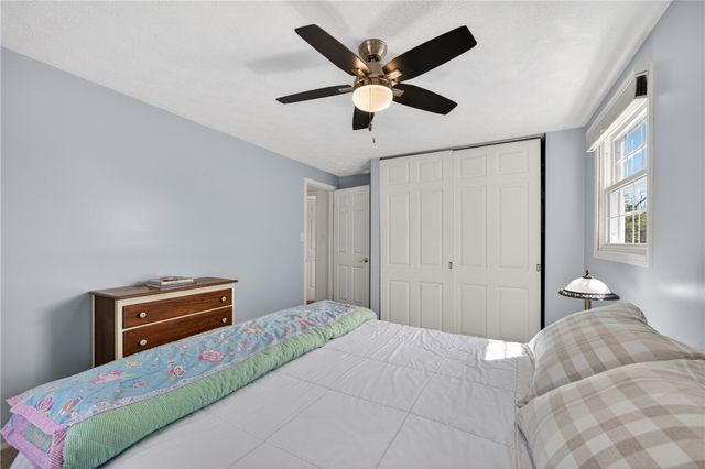 5885 Dalmatian Dr, Bethel Park, PA 15102
