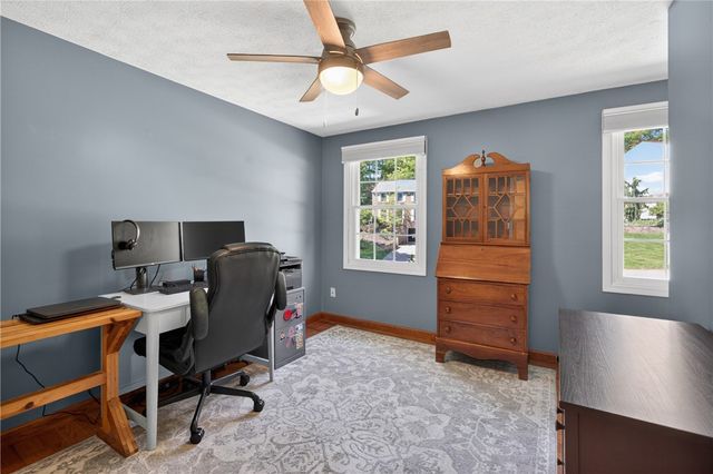 5885 Dalmatian Dr, Bethel Park, PA 15102