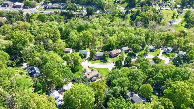 5885 Dalmatian Dr, Bethel Park, PA 15102