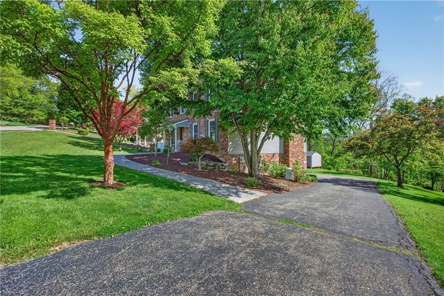 5885 Dalmatian Dr, Bethel Park, PA 15102