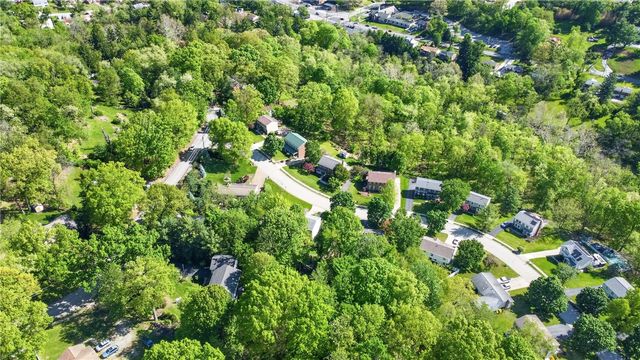 5885 Dalmatian Dr, Bethel Park, PA 15102