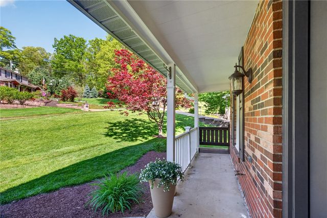 5885 Dalmatian Dr, Bethel Park, PA 15102