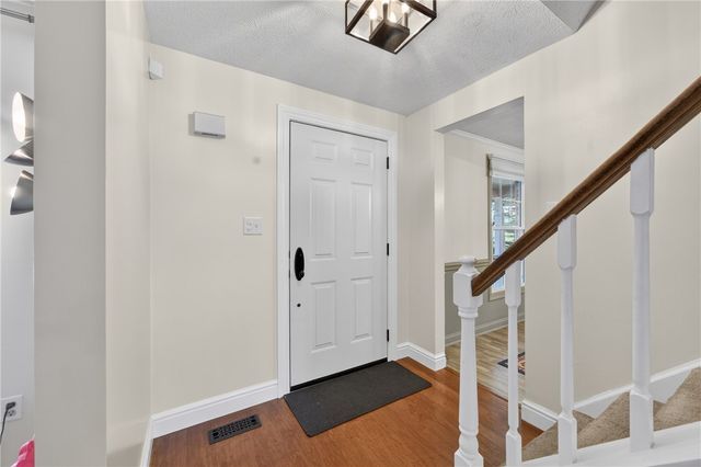 5885 Dalmatian Dr, Bethel Park, PA 15102