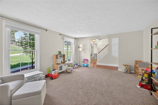 5885 Dalmatian Dr, Bethel Park, PA 15102