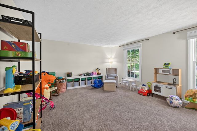 5885 Dalmatian Dr, Bethel Park, PA 15102