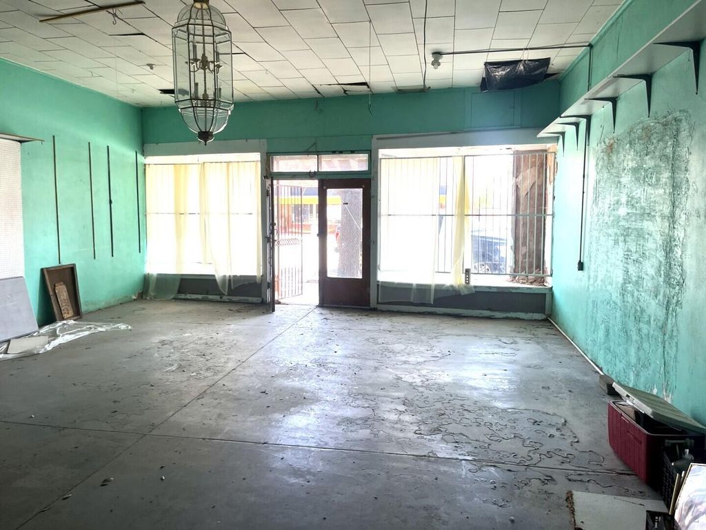 Image 4 of property listing at 115 N Chadbourne Street, San Angelo, TX 76903