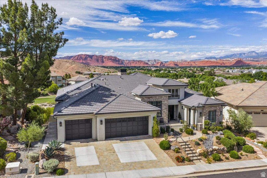 Image 2 of property listing at 2608 W CANYON RIDGE RD, St. George, UT 84770