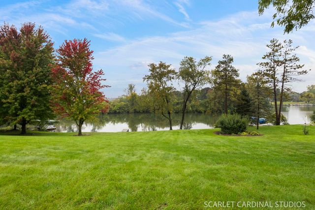 27200 W Lakeview Drive South Drive, Lake Barrington, IL 60084