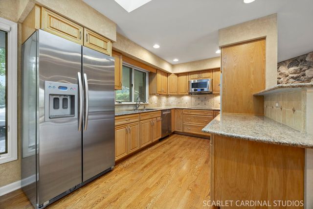 27200 W Lakeview Drive South Drive, Lake Barrington, IL 60084