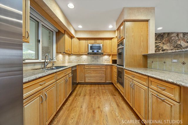 27200 W Lakeview Drive South Drive, Lake Barrington, IL 60084