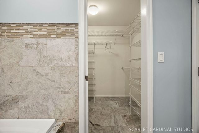27200 W Lakeview Drive South Drive, Lake Barrington, IL 60084