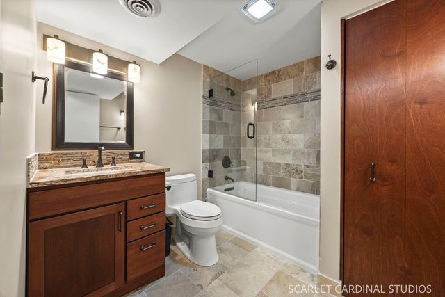 27200 W Lakeview Drive South Drive, Lake Barrington, IL 60084