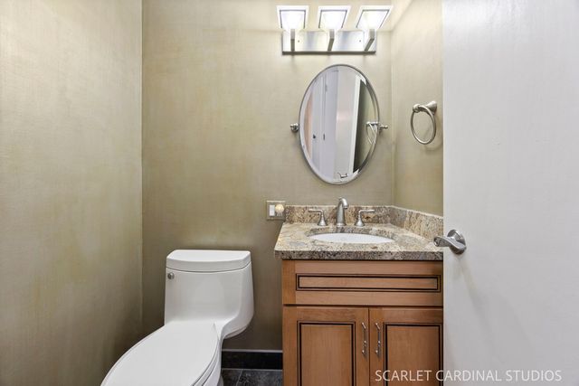 27200 W Lakeview Drive South Drive, Lake Barrington, IL 60084