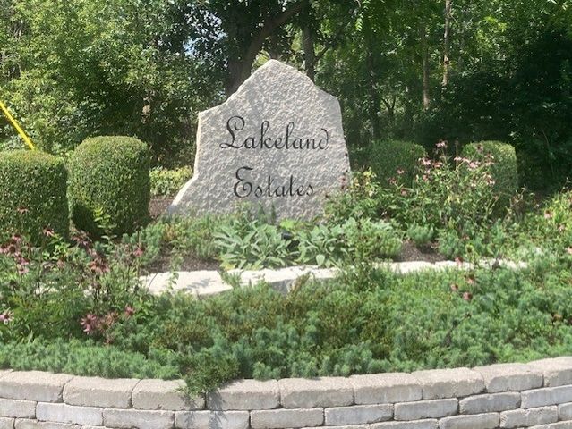 27200 W Lakeview Drive South Drive, Lake Barrington, IL 60084