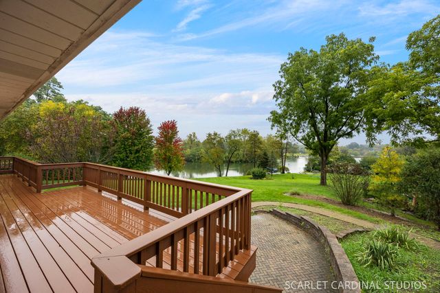 27200 W Lakeview Drive South Drive, Lake Barrington, IL 60084