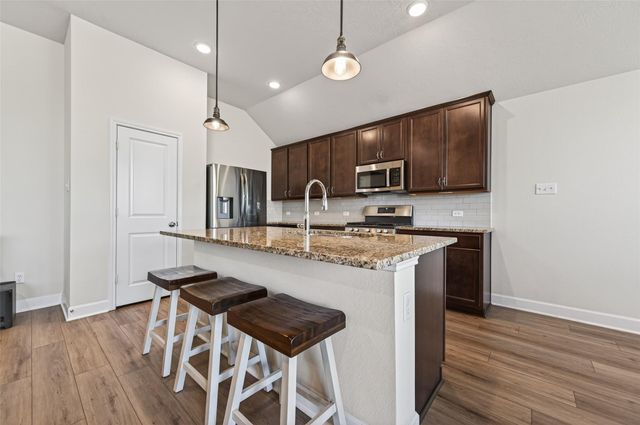 917 Farm Path, Brenham, TX 77833