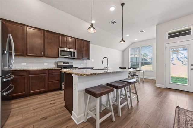 917 Farm Path, Brenham, TX 77833