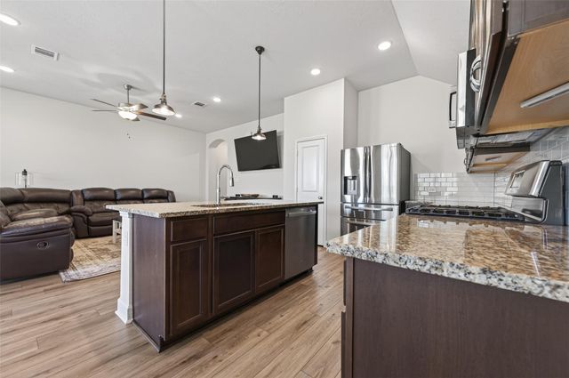 917 Farm Path, Brenham, TX 77833