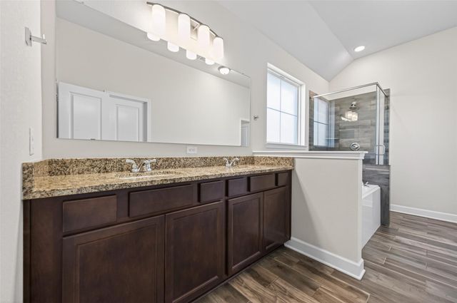 917 Farm Path, Brenham, TX 77833