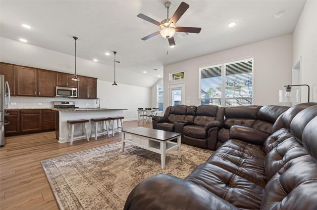 917 Farm Path, Brenham, TX 77833