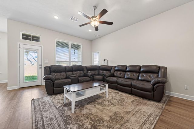 917 Farm Path, Brenham, TX 77833