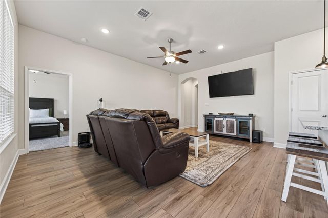 917 Farm Path, Brenham, TX 77833