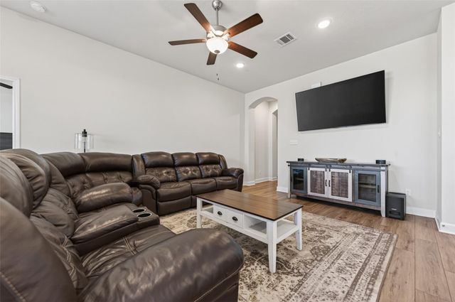 917 Farm Path, Brenham, TX 77833