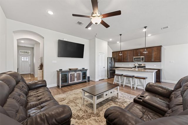 917 Farm Path, Brenham, TX 77833