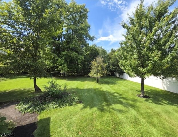 13 Den Herder Dr, Franklin Twp., NJ 08873