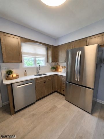 13 Den Herder Dr, Franklin Twp., NJ 08873
