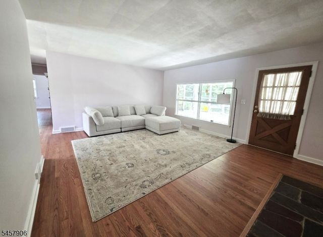 13 Den Herder Dr, Franklin Twp., NJ 08873