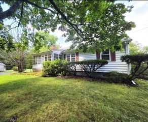 13 Den Herder Dr, Franklin Twp., NJ 08873