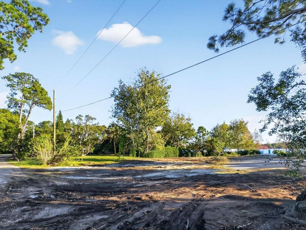 Image 8 of property listing at 9222 CHARLES E LIMPUS ROAD, Orlando, FL 32836