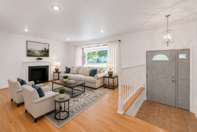 945 Nottingham Lane, Crystal Lake, IL 60014
