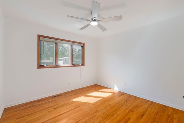 945 Nottingham Lane, Crystal Lake, IL 60014