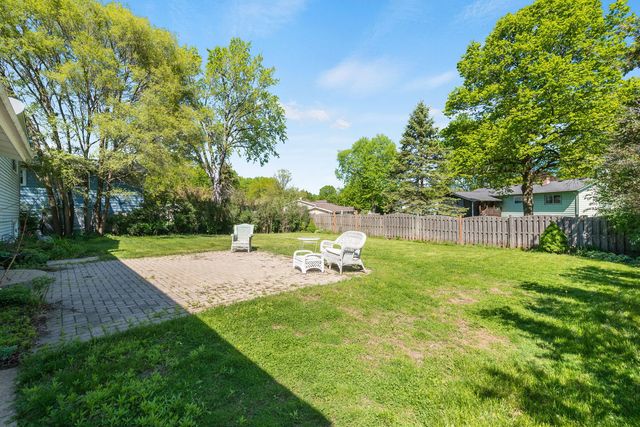 945 Nottingham Lane, Crystal Lake, IL 60014