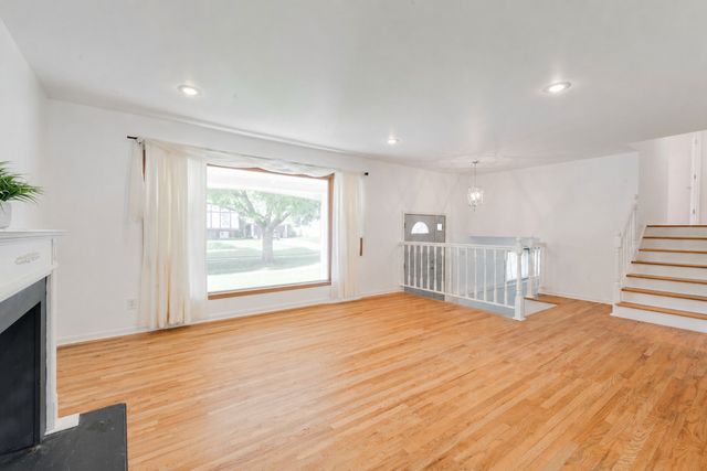 945 Nottingham Lane, Crystal Lake, IL 60014