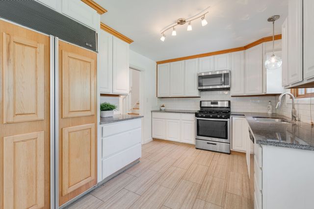 945 Nottingham Lane, Crystal Lake, IL 60014