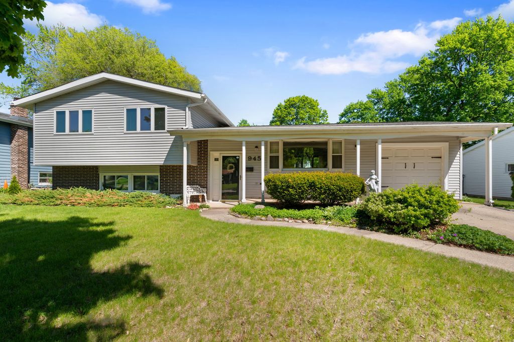 945 Nottingham Lane, Crystal Lake, IL 60014