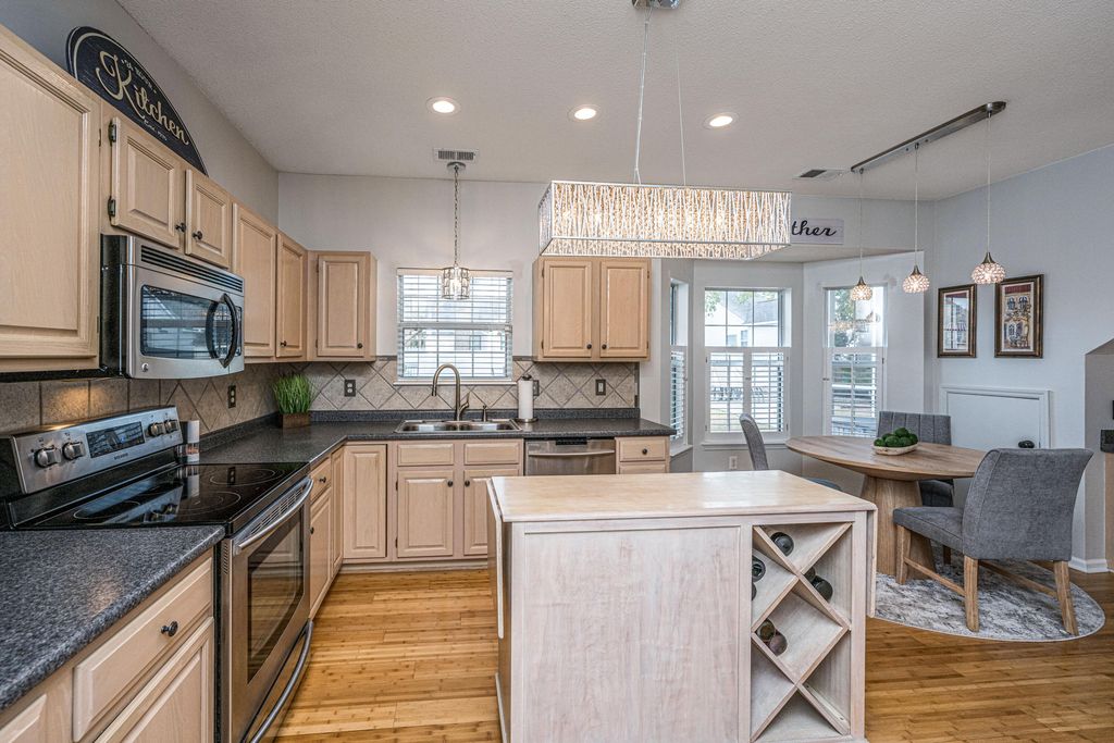 Image 11 of property listing at 180 Historic Drive, Mount Pleasant, SC 29464