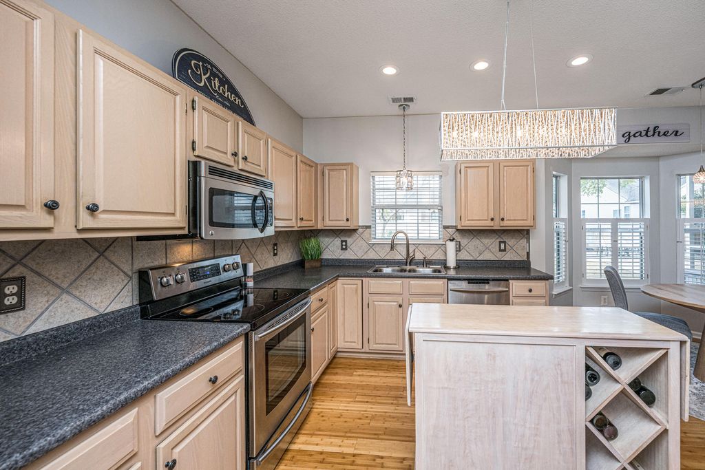 Image 13 of property listing at 180 Historic Drive, Mount Pleasant, SC 29464