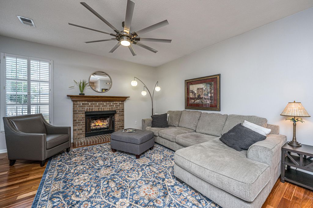 Image 7 of property listing at 180 Historic Drive, Mount Pleasant, SC 29464