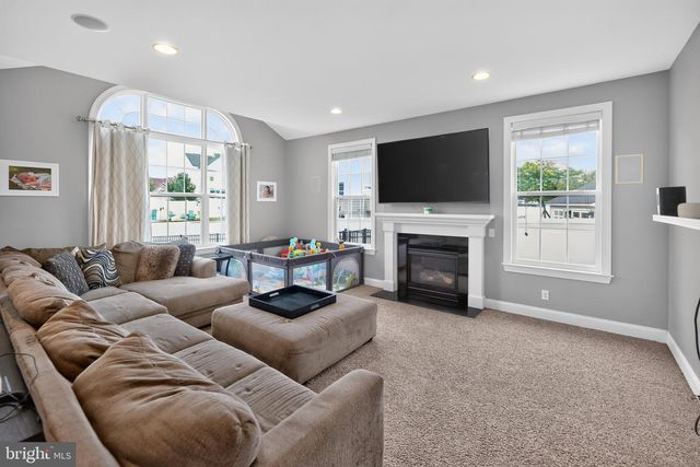 2009 WOODBRIDGE LN, Pennsburg, PA 18073