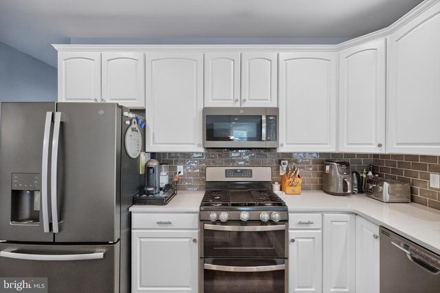 2009 WOODBRIDGE LN, Pennsburg, PA 18073