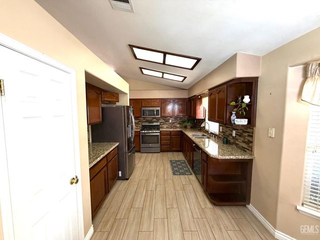 11126 New Forest Drive, Bakersfield, CA 93312