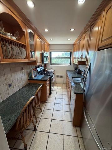 35 SHADY GLEN Court 3F, New Rochelle, NY 10805